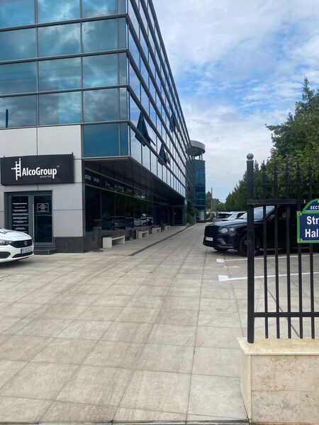 Paznic, portar pentru cladire birouri